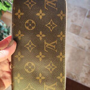 Louis Vuitton Zippy Wallet- Used